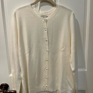 Women’s NWT pearl button cardigan. White.